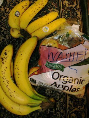 Picture of organic bananas and apples