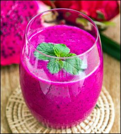 Picture of a pitaya smootie in a glass