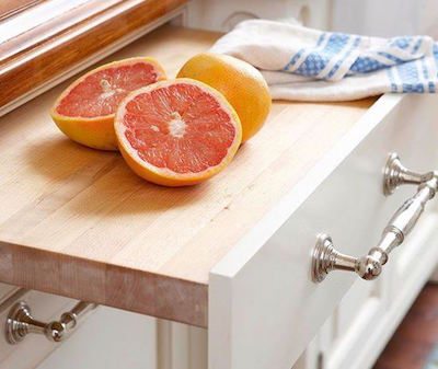 Picture of grapefruit on cutting board