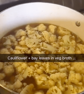 Picture of cauliflower in vegetable broth with bay leaves