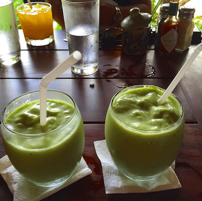 The amazing Glowing Green Smoothie, even when traveling, is a beauty must! 